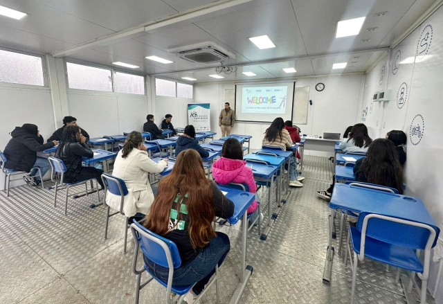 Adolescentes participam de curso sobre mercado de trabalho e planejamento de carreira